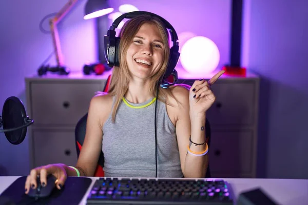 Mujer Rubia Caucásica Jugando Videojuegos Con Auriculares Sonriendo Feliz Señalando —  Fotos de Stock