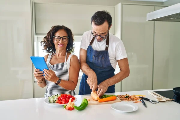 Pareja Hispana Mediana Edad Sonriendo Confiada Cocinando Usando Touchpad Cocina — Foto de Stock