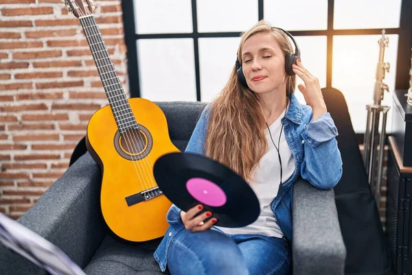 Jovem Loira Músico Ouvindo Música Segurando Disco Vinil Estúdio Música — Fotografia de Stock