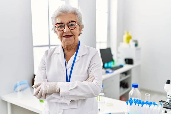 Starsza Siwowłosa Kobieta Mundurze Naukowca Stojąca Rękoma Skrzyżowanymi Laboratorium — Zdjęcie stockowe