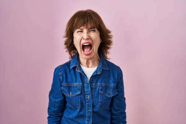 Orta Yaşlı Bir Kadın Pembe Arka Planda Öfkeli Kızgın Bir — Stok fotoğraf