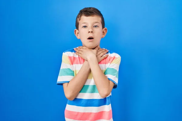 Niño Caucásico Joven Pie Sobre Fondo Azul Gritando Sofocado Porque —  Fotos de Stock