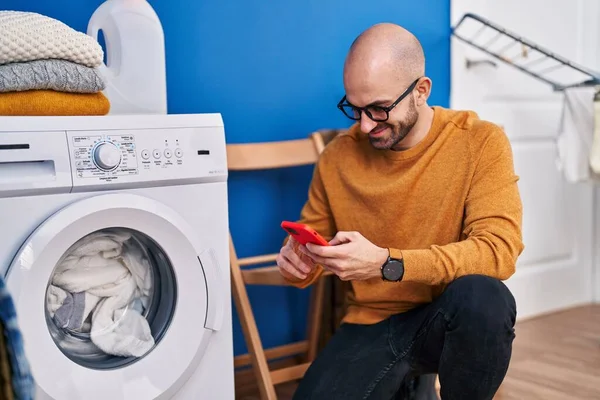 Jovem Usando Smartphone Ligando Máquina Lavar Roupa Lavanderia — Fotografia de Stock