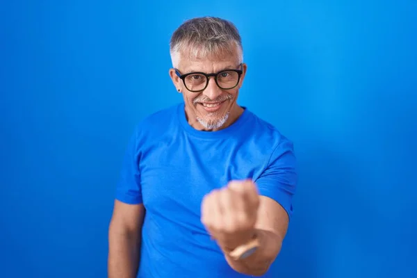 Homem Hispânico Com Cabelos Grisalhos Sobre Fundo Azul Acenando Vir — Fotografia de Stock