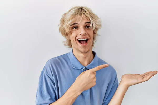 Junger Moderner Mann Steht Erstaunt Vor Isoliertem Hintergrund Und Lächelt — Stockfoto