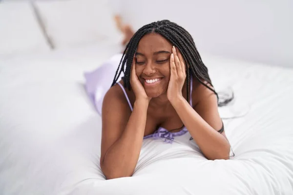 Mujer Afroamericana Sonriendo Confiada Acostada Cama Dormitorio —  Fotos de Stock