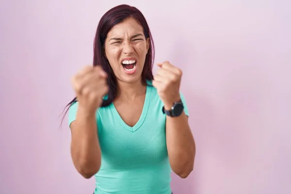 Young Hispanic Woman Standing Pink Background Angry Mad Raising Fists — Stock Photo, Image