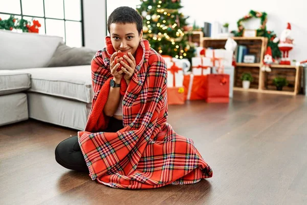 Jovem Hispânica Bebendo Cobertura Café Com Cobertor Sentado Árvore Natal — Fotografia de Stock