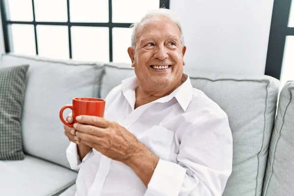 Senior Muž Pije Kávu Sedí Pohovce Doma — Stock fotografie