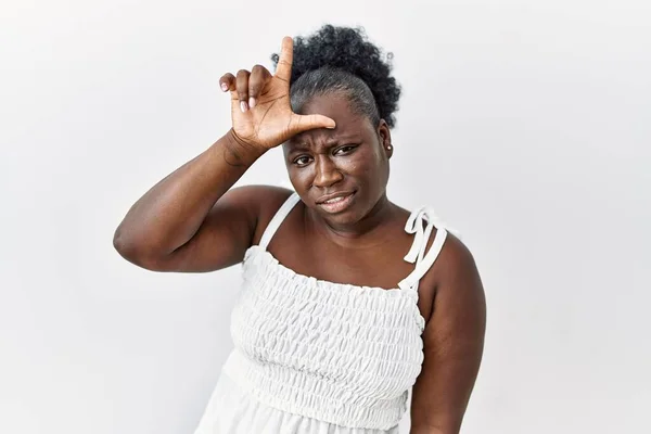 Jeune Femme Africaine Debout Sur Fond Blanc Isolé Moquant Des — Photo