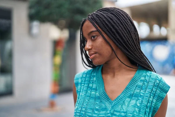 Afrikaans Amerikaanse Vrouw Staan Met Ontspannen Uitdrukking Straat — Stockfoto