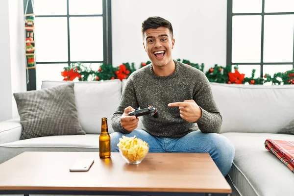 Молодий Іспаномовний Чоловік Грає Відеогру Різдво Усміхнений Щасливий Вказує Рукою — стокове фото
