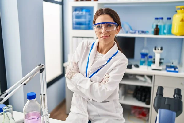 Jeune Femme Hispanique Portant Uniforme Scientifique Debout Avec Les Bras — Photo