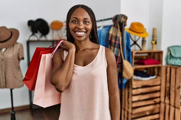 Junge Afrikanisch Amerikanische Kundin Lächelt Glücklich Und Hält Einkaufstüten Bekleidungsgeschäft — Stockfoto
