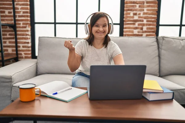 Hispanisches Mädchen Mit Syndrom Mit Laptop Hause Schreit Stolz Feiert — Stockfoto