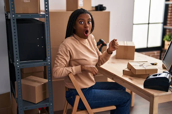 Jeune Afro Américain Avec Des Tresses Travaillant Dans Une Petite — Photo