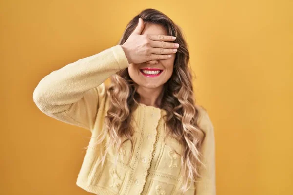 Junge Kaukasische Frau Vor Gelbem Hintergrund Lächelnd Und Lachend Mit — Stockfoto