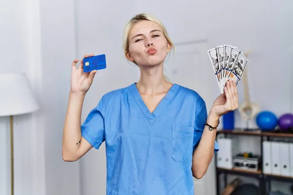 Mulher Fisioterapeuta Jovem Segurando Cartão Crédito Notas Dólares Olhando Para — Fotografia de Stock