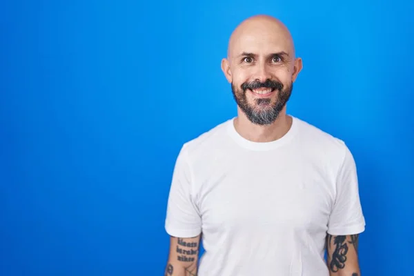 Hispanic Man Tattoos Standing Blue Background Happy Cool Smile Face — Stock Photo, Image