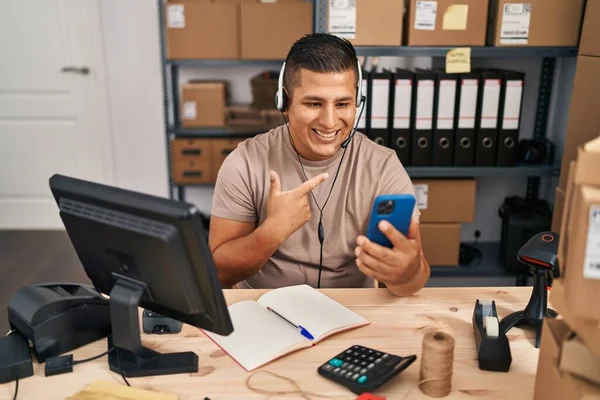 Jovem Hispânico Trabalhando Comércio Eletrônico Pequenas Empresas Vídeo Chamada Sorrindo — Fotografia de Stock
