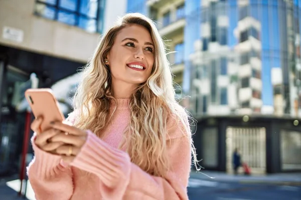 Jovem Loira Usando Smartphone Cidade — Fotografia de Stock