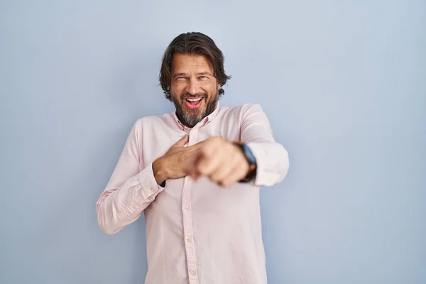 Bonito Homem Meia Idade Vestindo Elegante Camisa Fundo Rindo Você — Fotografia de Stock