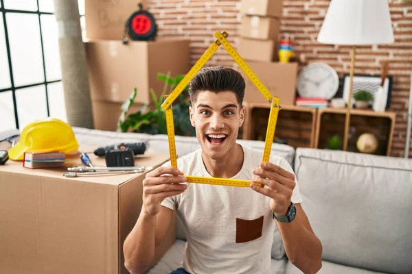 Jonge Spaanse Man Verhuizen Naar Een Nieuw Huis Vieren Gek — Stockfoto