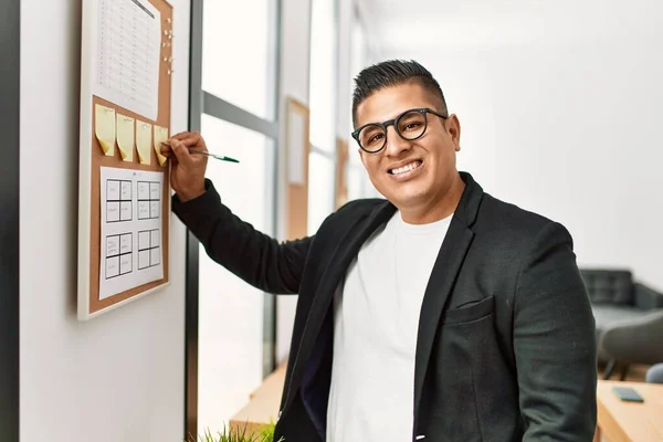 Junger Lateinischer Geschäftsmann Lächelt Glücklich Und Schreibt Auf Korkpappe Büro — Stockfoto