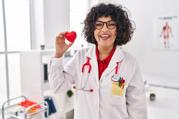 Femeia Doctor Hispanic Părul Creț Care Ține Inima Picioare Pozitivă — Fotografie, imagine de stoc
