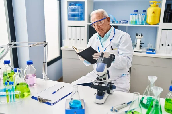 Senior Man Wearing Scientist Uniform Reading Book Laboratory — Fotografia de Stock