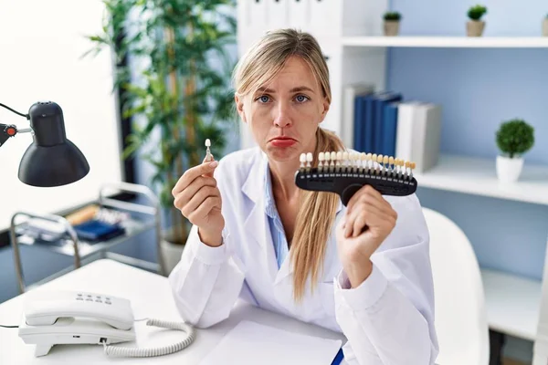 Mooie Tandarts Vrouw Vergelijken Tanden Bleken Depressief Zorgen Maken Voor — Stockfoto