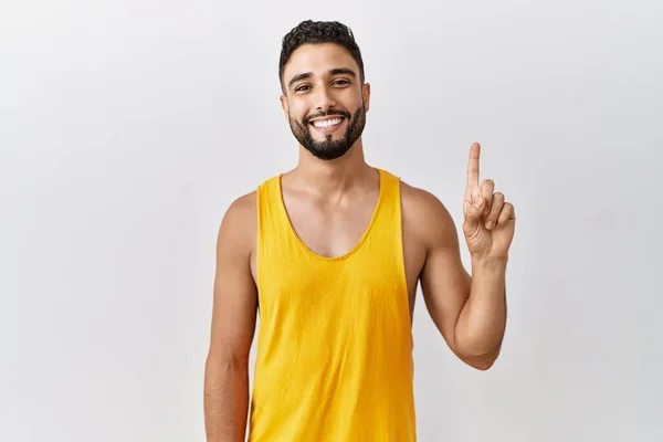 Jovem Homem Bonito Com Barba Sobre Fundo Isolado Mostrando Apontando — Fotografia de Stock