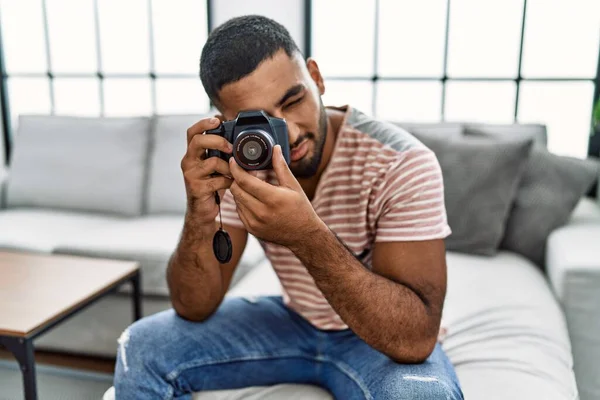 Jonge Arabier Man Glimlacht Zelfverzekerd Met Behulp Van Camera Thuis — Stockfoto