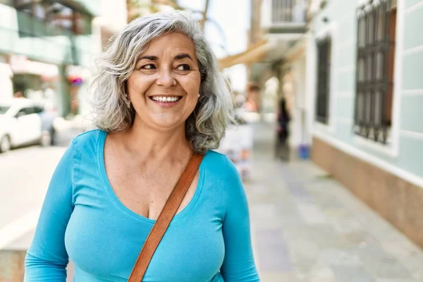 Mujer Pelo Gris Mediana Edad Sonriendo Feliz Pie Ciudad —  Fotos de Stock