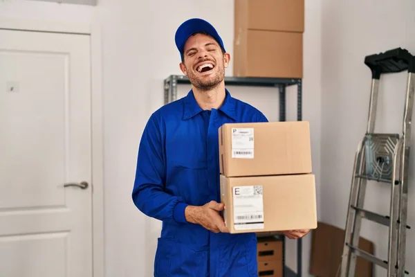 Jovem Hispânico Trabalhando Serviço Movimento Segurando Caixas Sorrindo Rindo Duramente — Fotografia de Stock