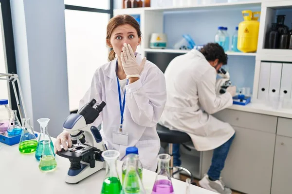 Νέοι Δύο Άνθρωποι Που Εργάζονται Στο Εργαστήριο Επιστήμονας Καλύπτει Στόμα — Φωτογραφία Αρχείου