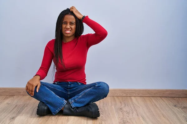 Jonge Afrikaan Met Vlechten Vloer Thuis Verwarrend Zich Afvragend Vraag — Stockfoto