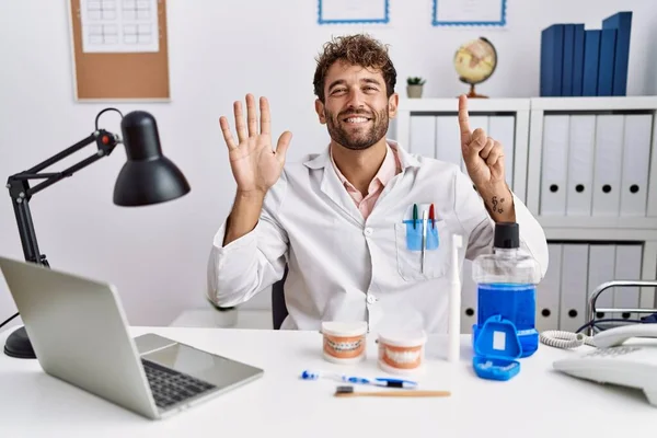 Jonge Latijns Amerikaanse Tandarts Werkt Medische Kliniek Tonen Wijzen Met — Stockfoto