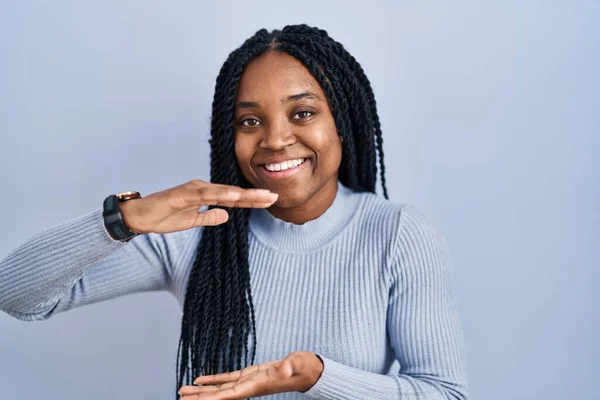 Femme Afro Américaine Debout Sur Fond Bleu Geste Avec Les — Photo