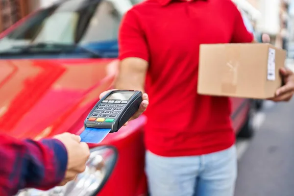 Ung Latinamerikansk Man Kurir Laddar Med Datafon Och Kreditkort Gatan — Stockfoto