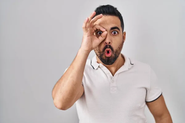 Giovane Uomo Ispanico Con Barba Indossa Abiti Casual Sfondo Bianco — Foto Stock