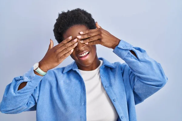Africano Americano Mulher Sobre Fundo Azul Cobrindo Olhos Com Mãos — Fotografia de Stock