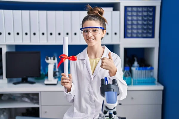 Девочка Подросток Работающая Лаборатории Ученого Улыбается Счастливой Позитивной Большой Палец — стоковое фото
