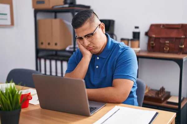 年轻的他的恐慌男人在办公室里用笔记本电脑思考 看起来疲惫不堪 对双臂交叉的抑郁症感到厌烦 — 图库照片