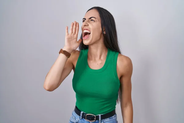 Young Woman Standing Isolated Background Shouting Screaming Loud Side Hand — Photo