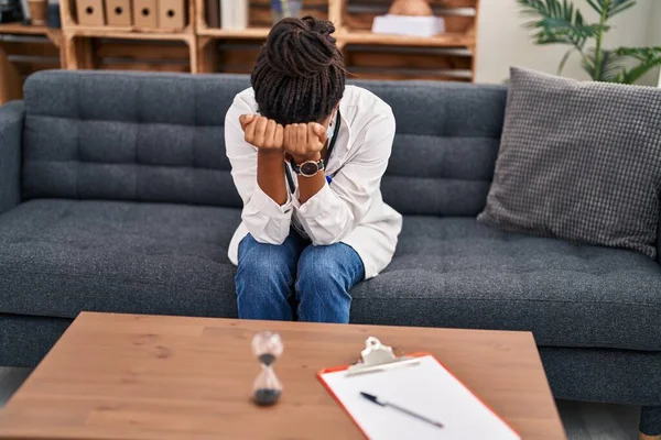 Afrika Kökenli Amerikalı Kadın Doktor Psikoloji Merkezinde Psikoloji Seansı Olduğunu — Stok fotoğraf