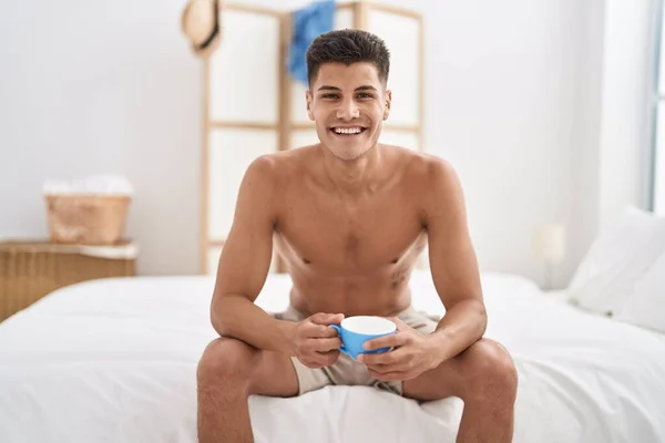 Joven Hispano Bebiendo Una Taza Café Sentado Cama Dormitorio —  Fotos de Stock