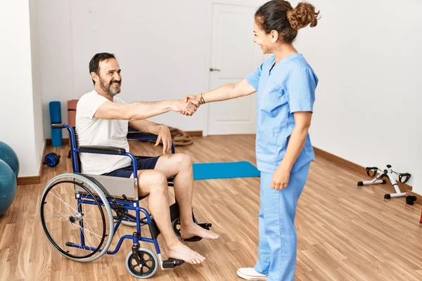 Middelbare Leeftijd Man Vrouw Glimlachend Zelfverzekerd Met Fysiotherapie Sessie Handen — Stockfoto