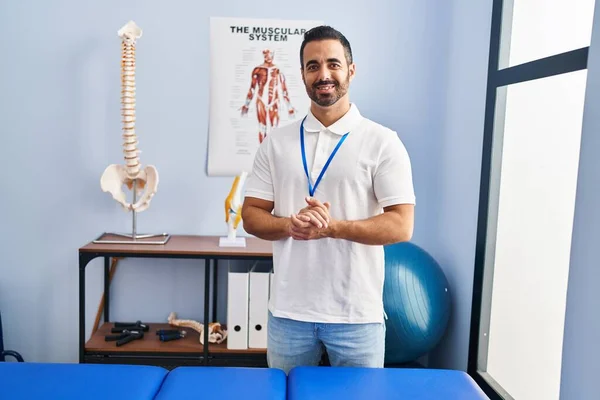 Joven Fisioterapeuta Hispano Sonriendo Confiado Pie Clínica Rehabilitación — Foto de Stock