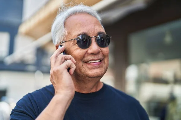Hombre Pelo Gris Mediana Edad Sonriendo Confiado Hablando Teléfono Inteligente —  Fotos de Stock